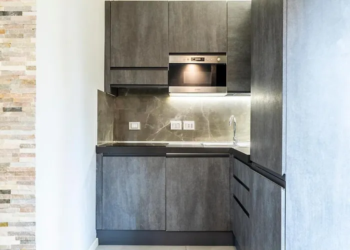 New - 2 Min Metro Batoni - Luxury Con Posto Auto Apartment